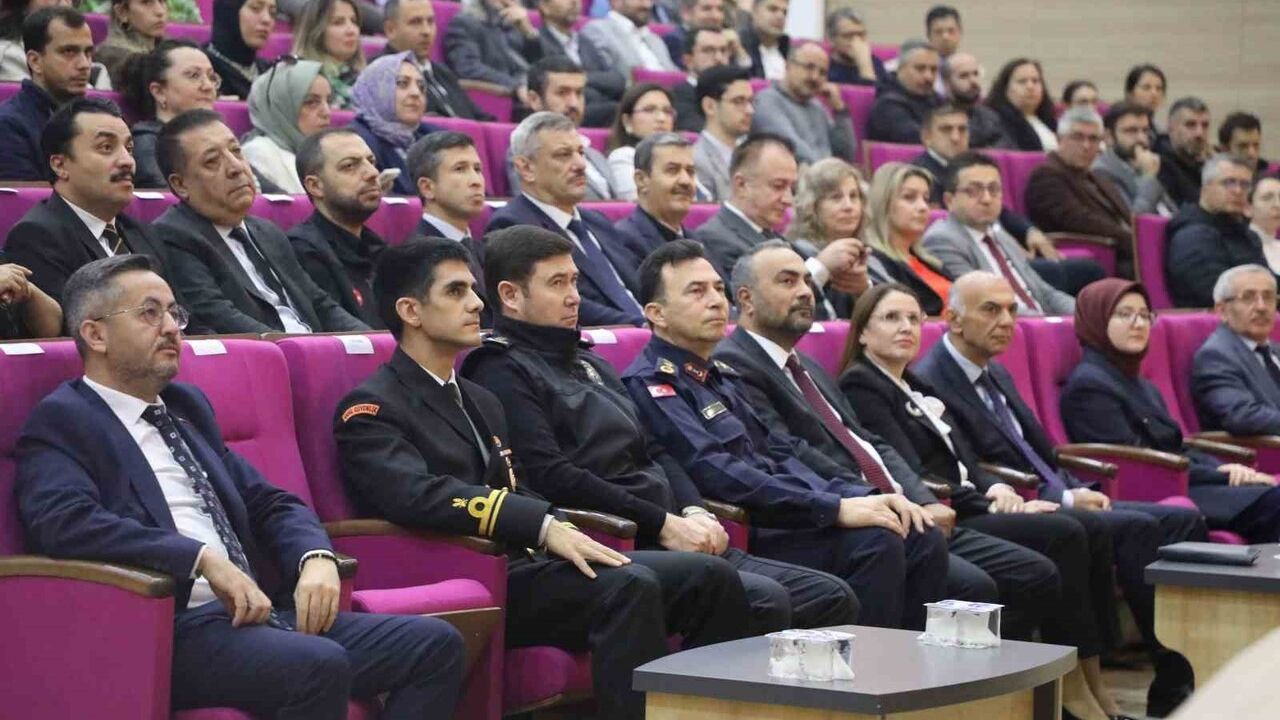 Bartın Üniversitesi'nde Nihat Aytürk ile "Protokol Kuralları Eğitimi" düzenlendi