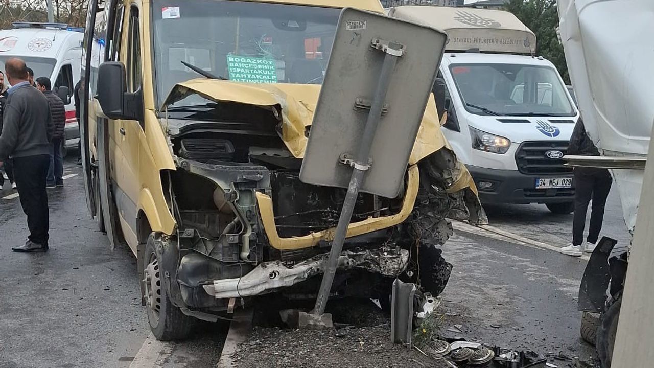 Başakşehir'de Avrupa Otoyolu yan yolda zincirleme kaza: 12 yaralı