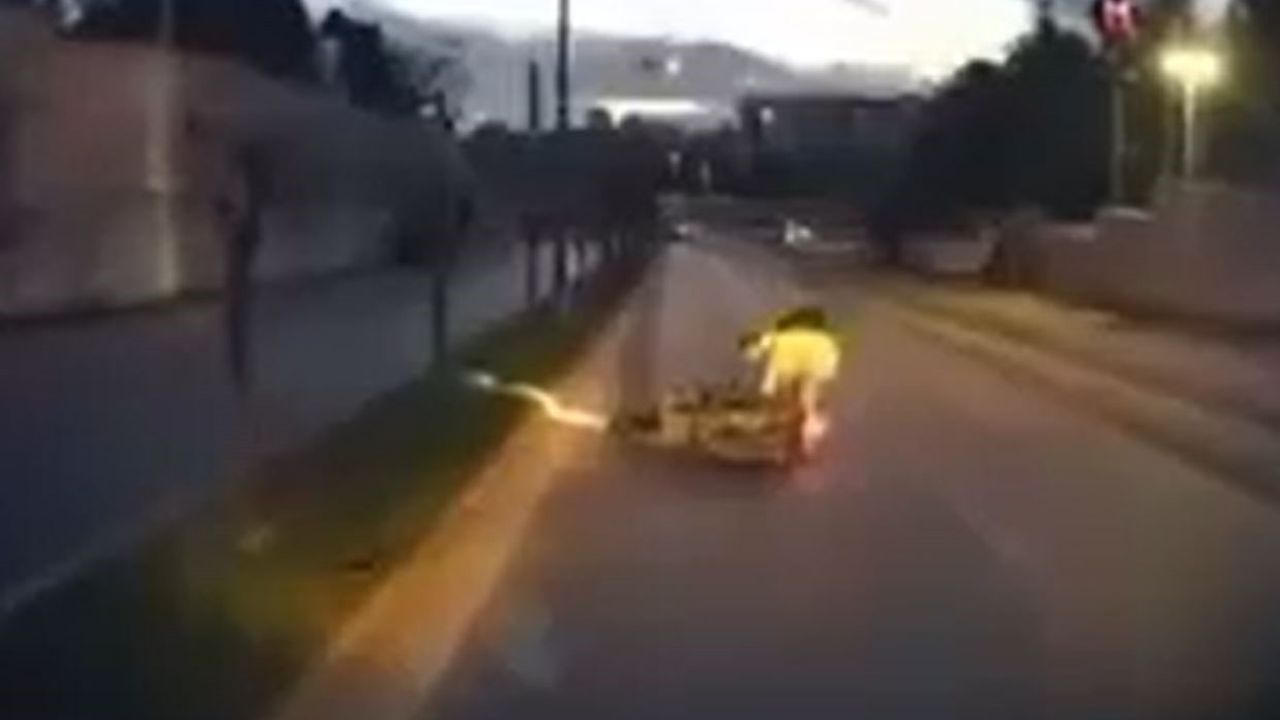 Başakşehir'de çukura çarpan motosiklet yola savruldu; kaza araç kamerasında