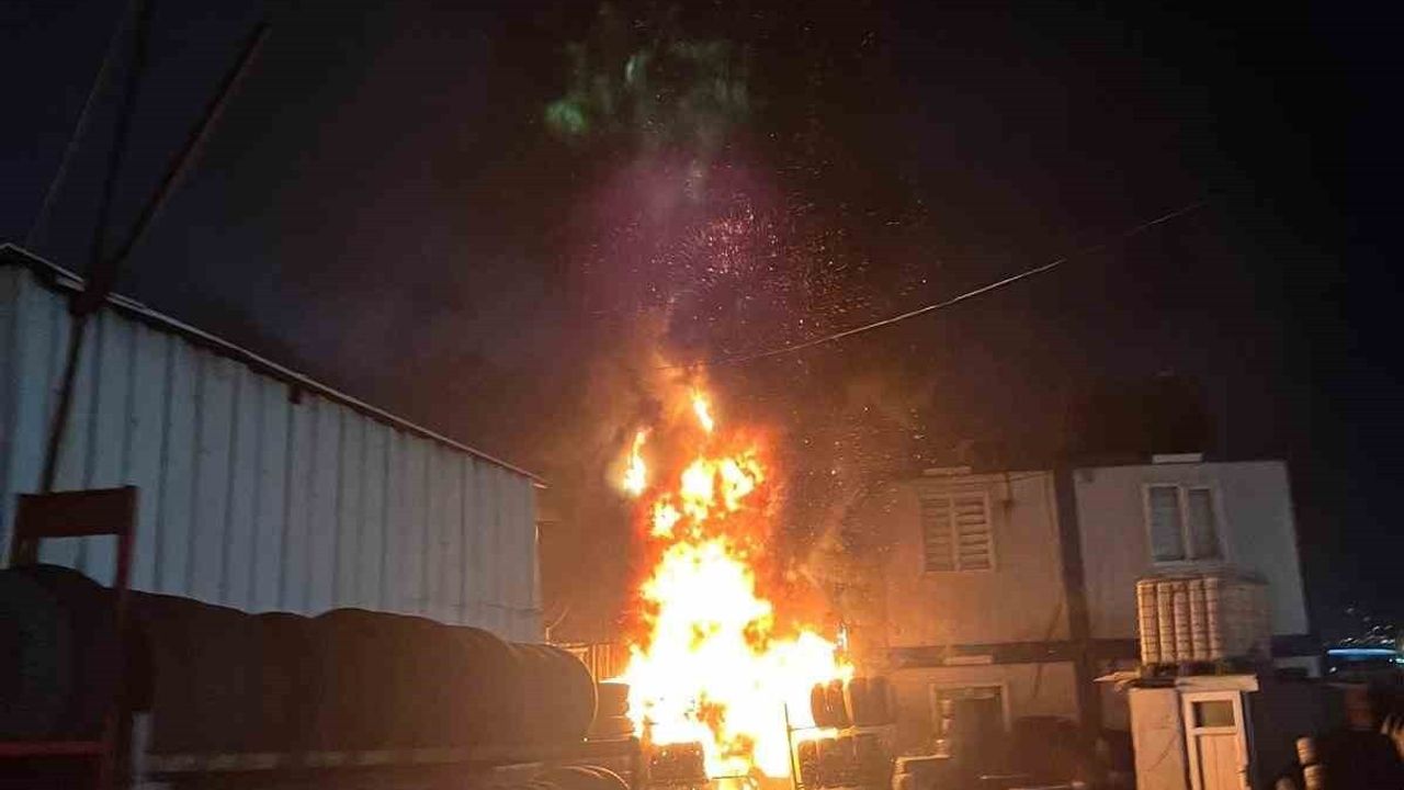 Başakşehir'de hurdacıda başlayan yangın bitişikteki lastikçiye sıçradı