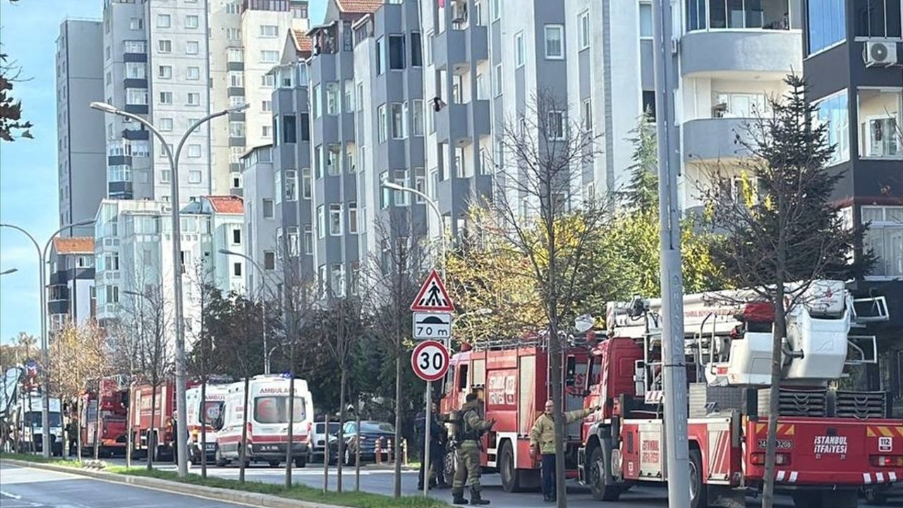 Başakşehir'de Sitede Çıkan Yangında 2 Kişi Dumandan Etkilendi