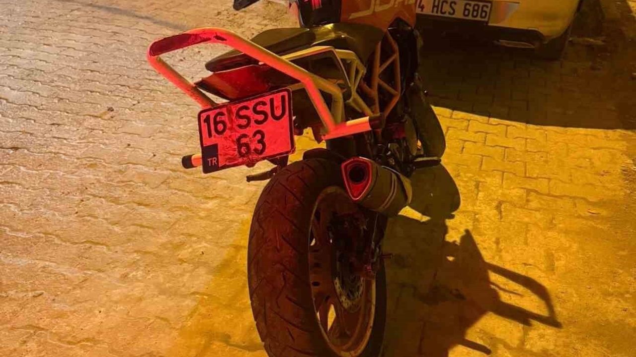 Başakşehir'de trafikte akrobasi yapan motosiklet sürücüsü yakalandı, ehliyeti iptal edildi