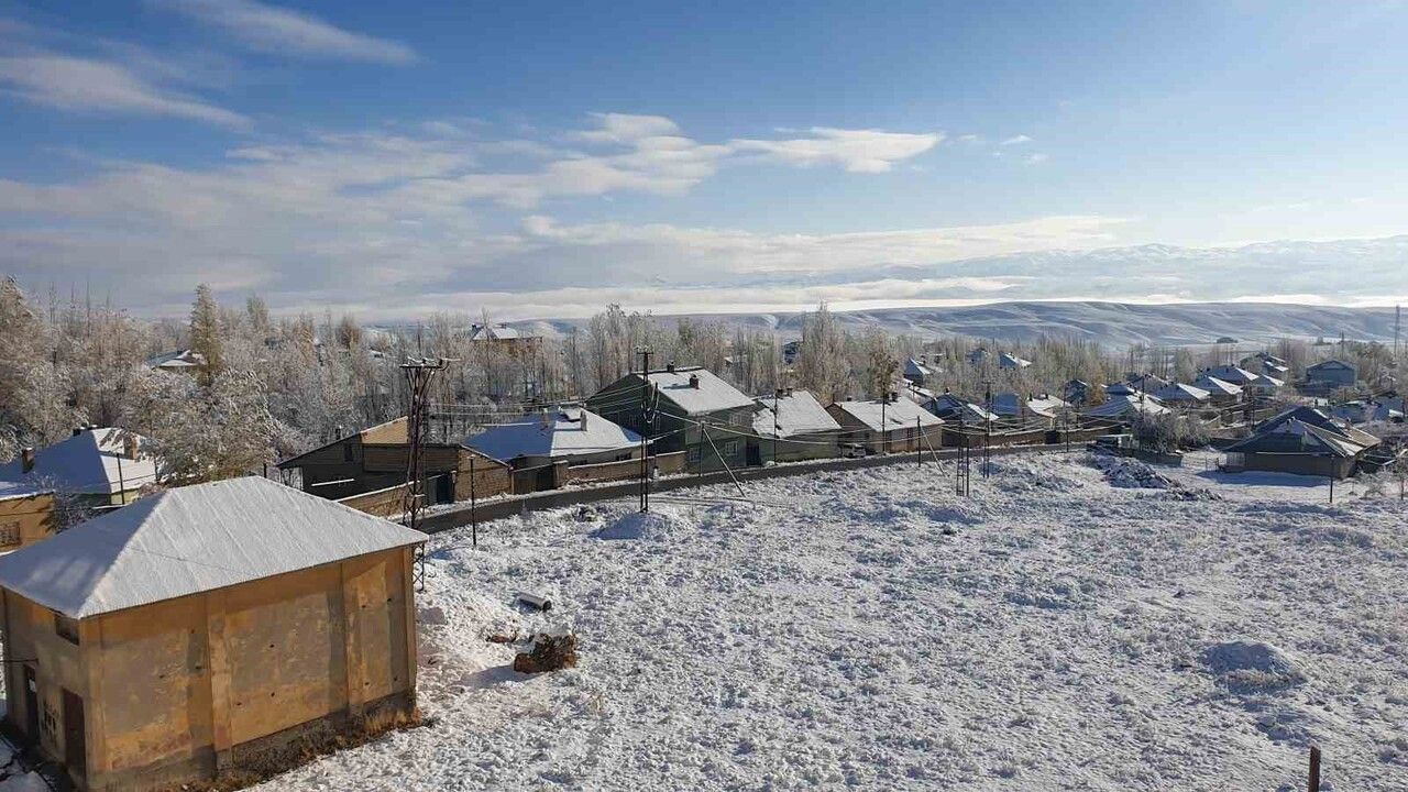 Başkale Beyaza Büründü: Kar Yağışı Günlük Yaşamı Etkiledi