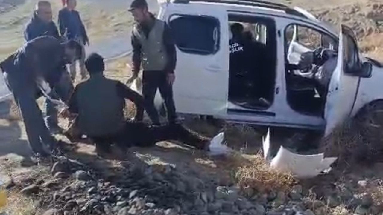 Başkale’de kamyonet şarampole yuvarlandı: 4 kişi yaralandı