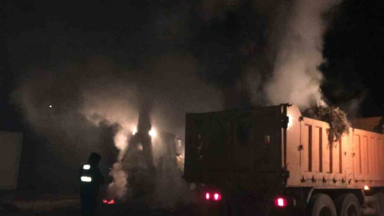 Başkale'de samanlık yangını üç saatlik müdahaleyle söndürüldü