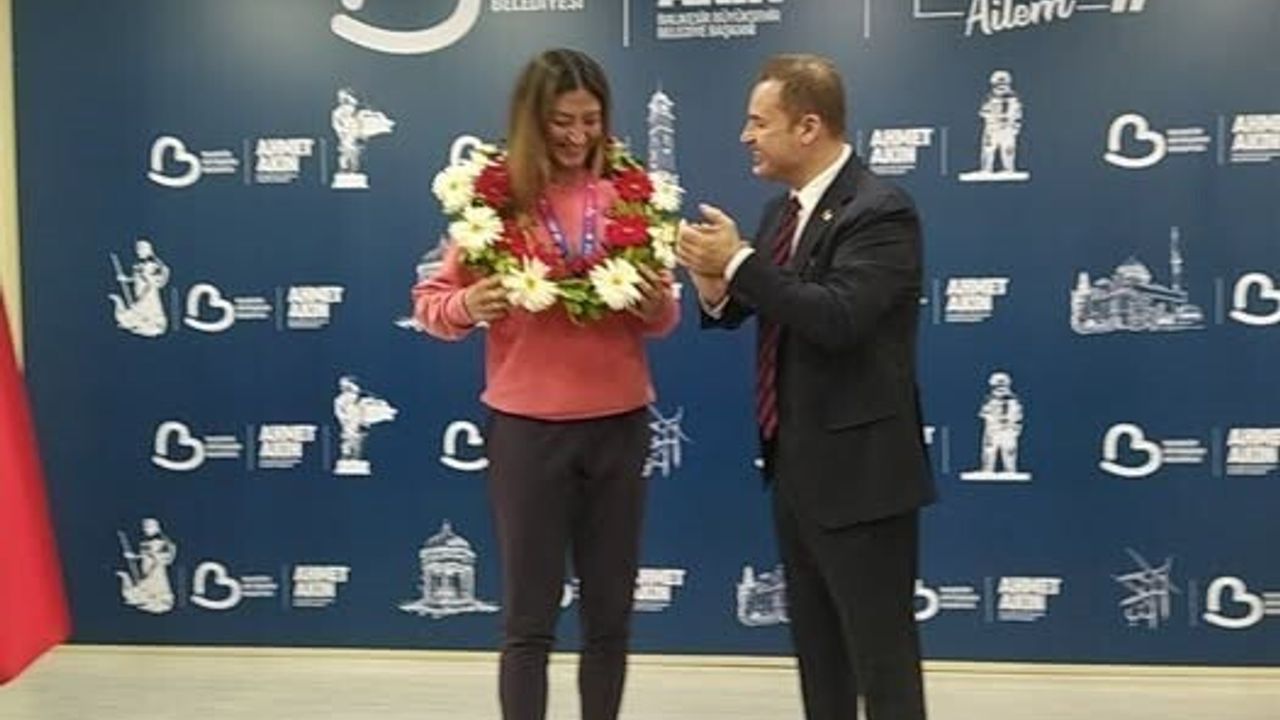 Başkan Ahmet Akın, dünya ve uluslararası dereceli milli sporcuları belediyede ağırladı