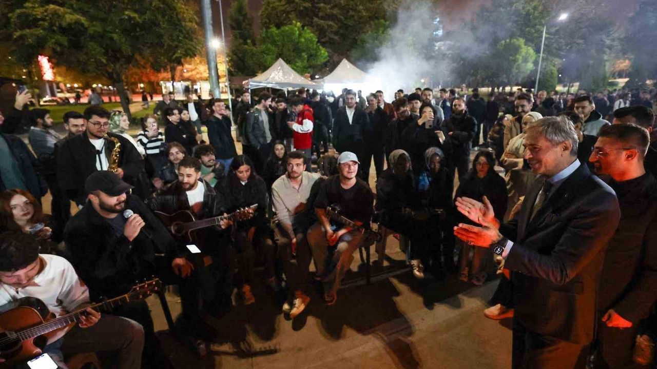 Başkan Alemdar ve Rektör Al, Vize Öncesi Üniversiteler Kampüsü'nde Öğrencilerle Buluştu