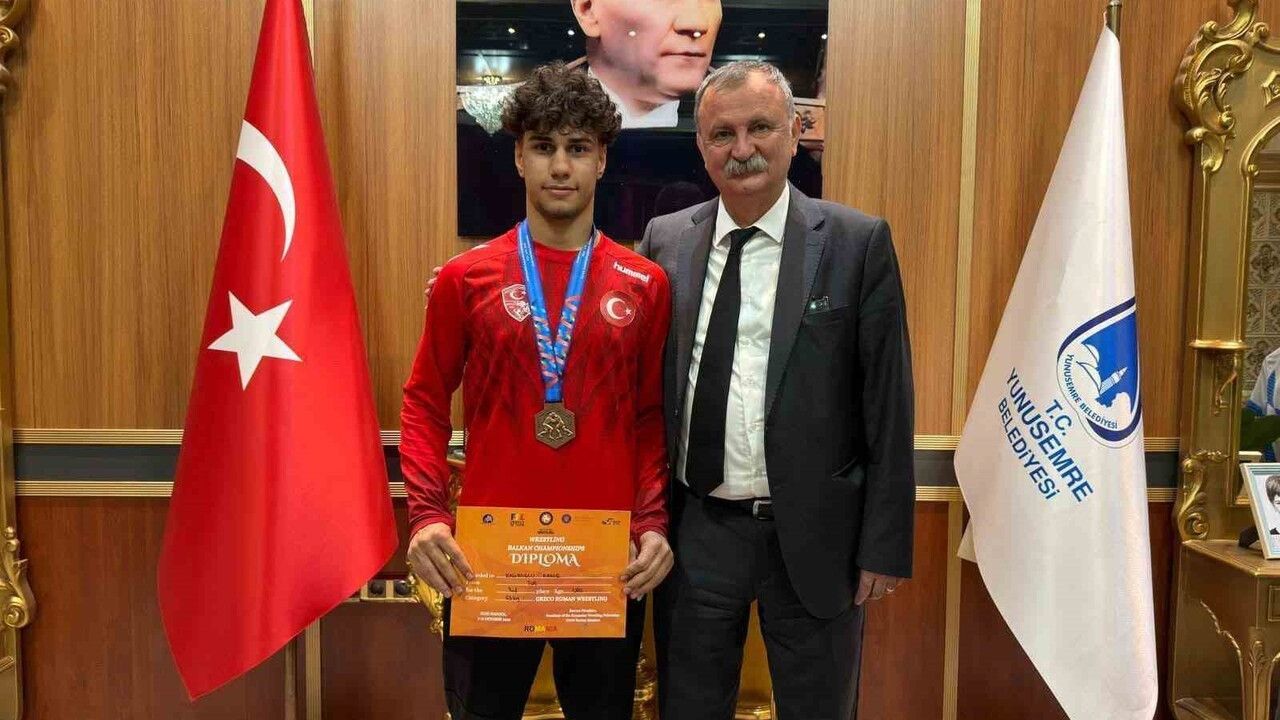 Başkan Balaban, Yunusemre’nin milli güreşçisi Kadir Kadiroğlu’nu tebrik etti