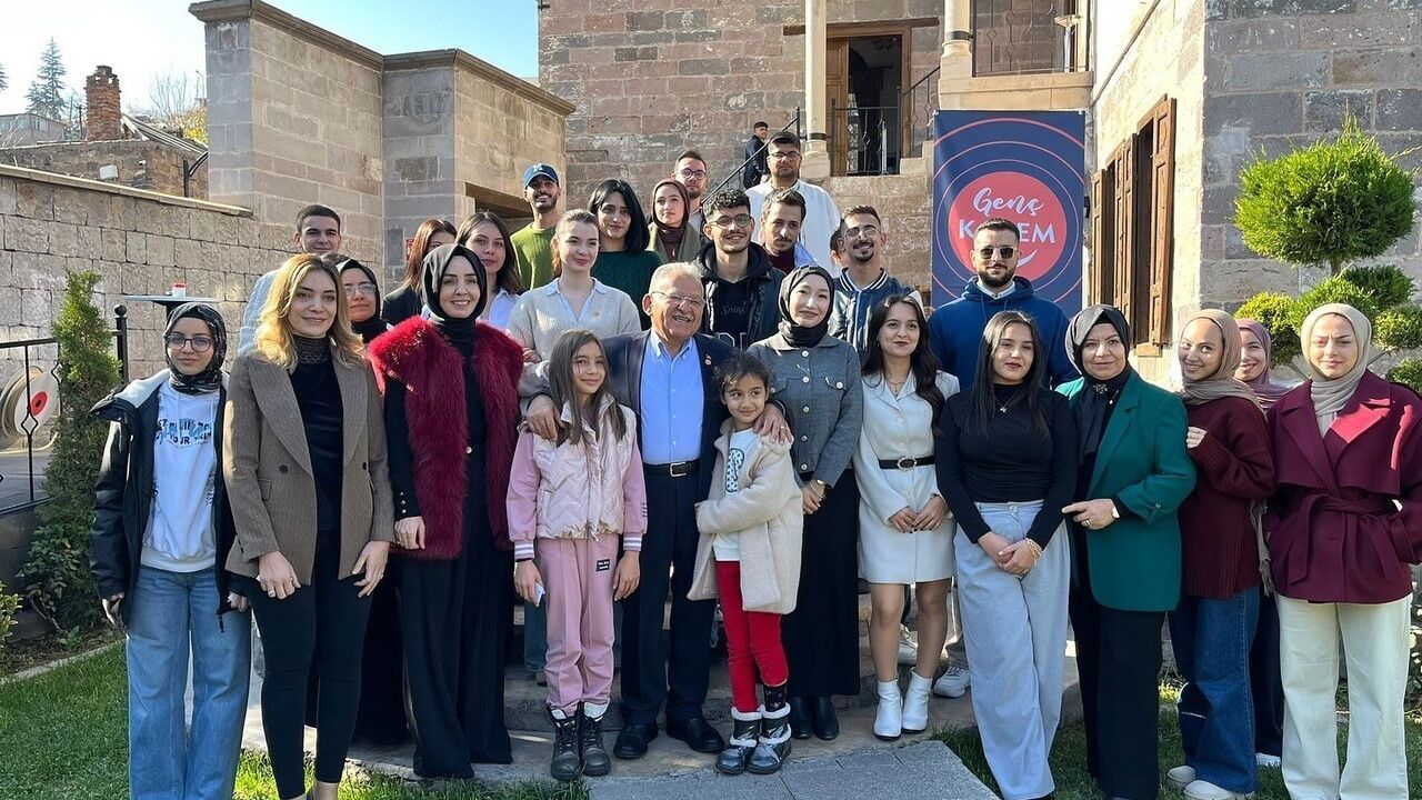 Başkan Büyükkılıç, Kadın ve Demokrasi Vakfı Genç Gönüllüleri ve Filistinli Öğrencilerle Talas’ta Dayanışma Buluşmasında