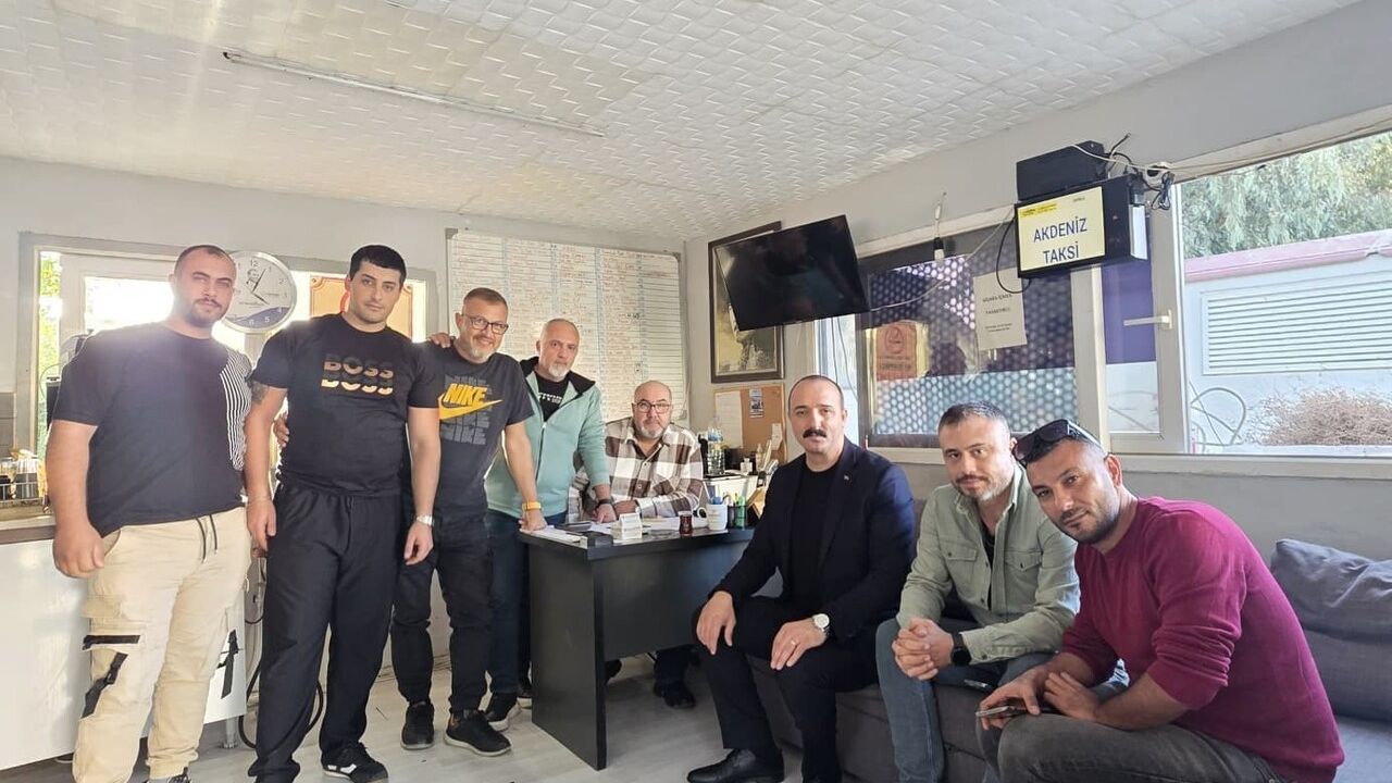 Başkan Cem Kotan, ulaşım esnafının taleplerini dinledi ve Akdeniz Taksi Durağı’nı ziyaret etti