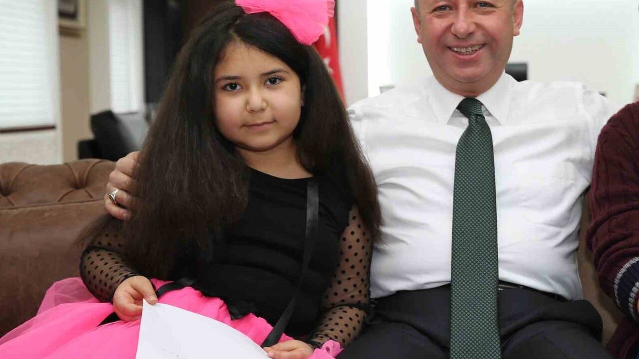 Başkan Çolakbayrakdar, 8 yıl sonra Beril ve Ecrin ile Nuh Mehmet Küçükçalık Anadolu Lisesi'nde buluştu