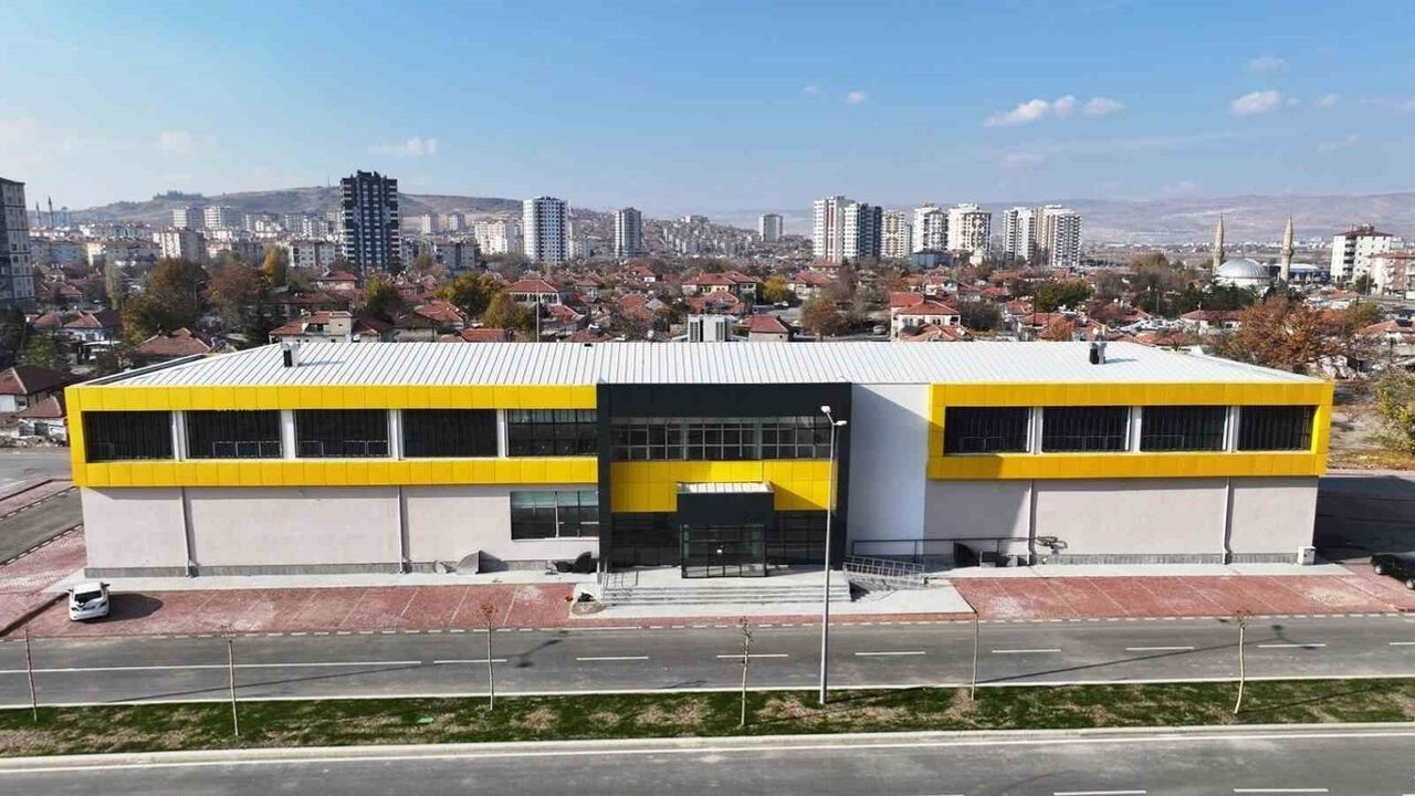 Başkan Çolakbayrakdar: Yunusemre'de kentsel dönüşümün son halkası olan sosyal tesis hizmete hazırlanıyor