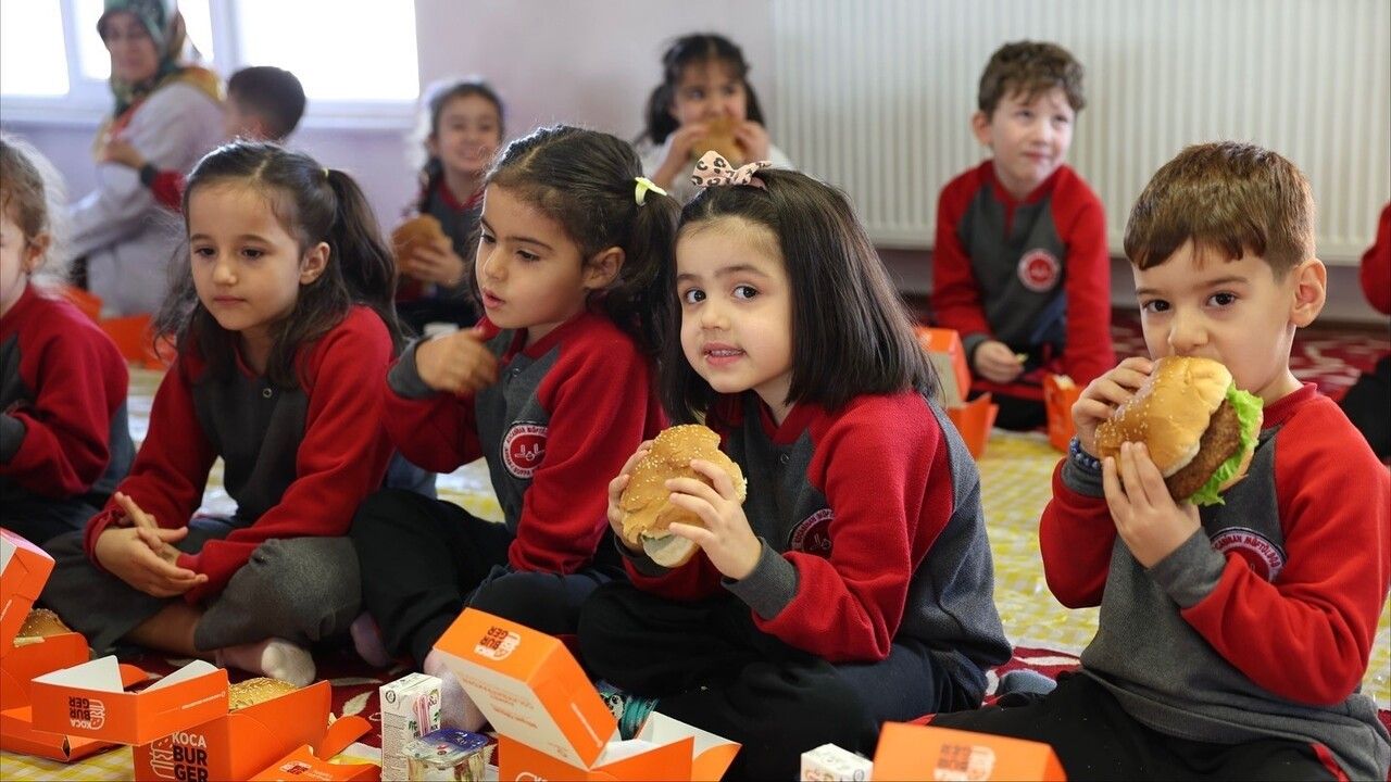 Başkan Çolakbayrakdar Yusuf Dulda Kur’an Kursu öğrencileriyle buluştu: "Çocuklarımızın gülüşü, bizim çalışma azmimizdir"
