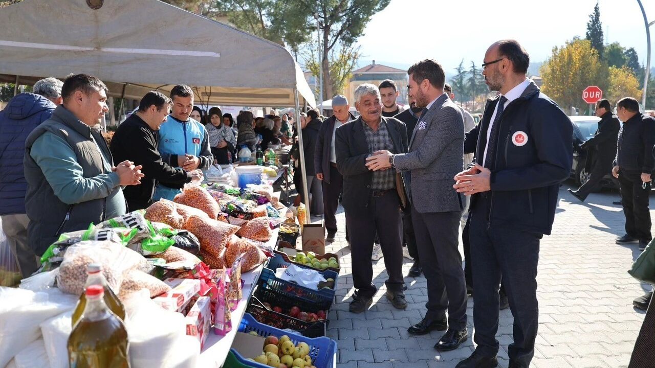 Başkan Kadir Tatık, Tavas'taki 'Hayır Çarşısı' etkinliğini ziyaret etti