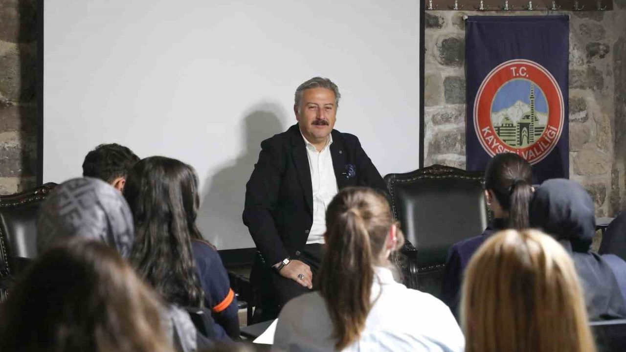 Başkan Palancıoğlu, Mektep Melikgazi öğrencileriyle 'Kariyer İnceleme' dersinde bir araya geldi