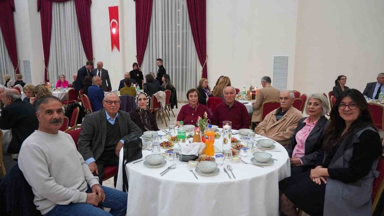 Başkan Subaşı’dan Vefa Buluşması: Emekli ve Görev Yapmış Öğretmenlerle Bir Araya Geldi