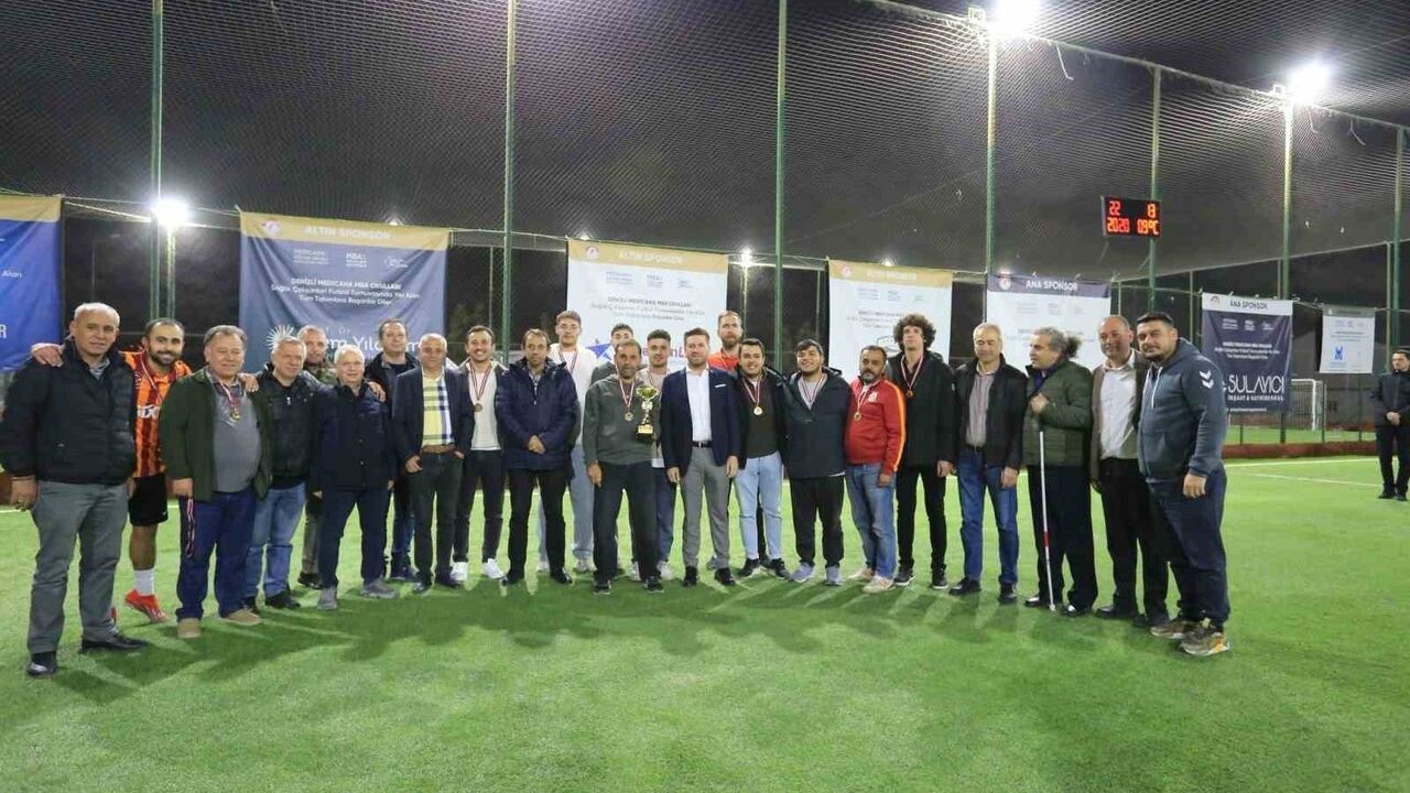 Başkan Tatık, 2. Nikferliler Halı Saha Turnuvası Kupa Törenine Katıldı