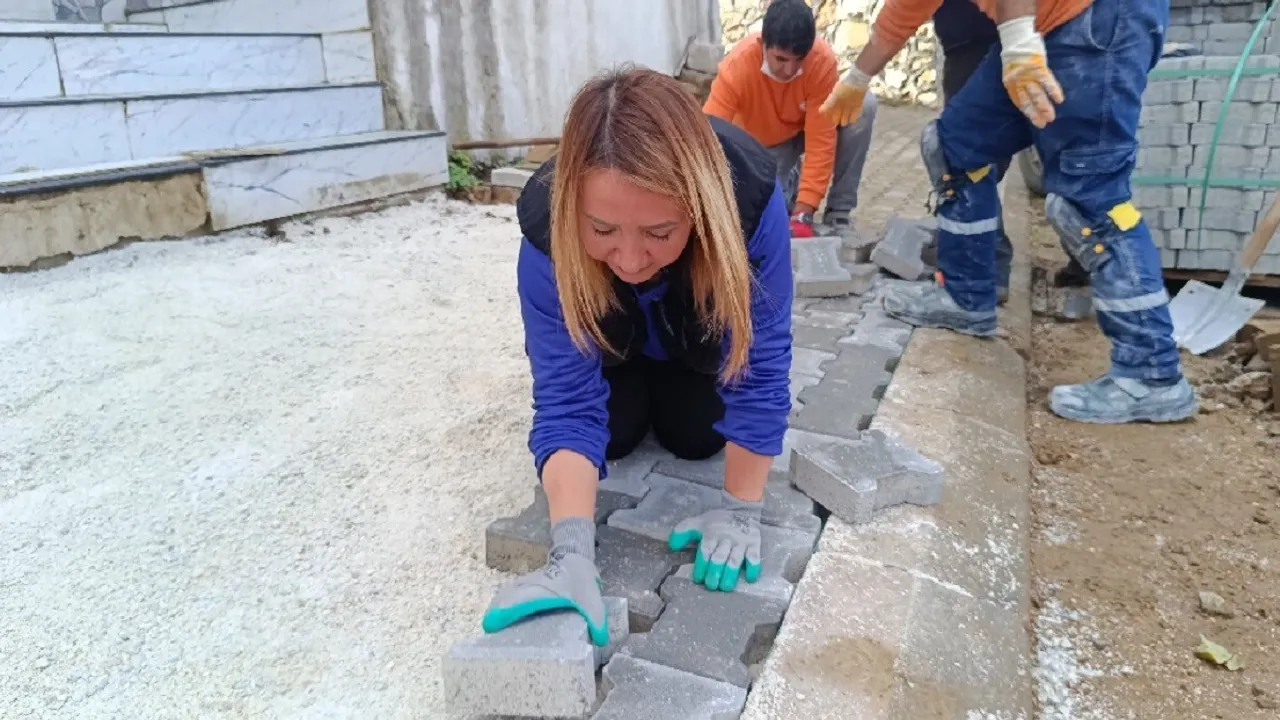 Başkan Zekiye Tekin Pazaryeri'nde Parke Taşı Döşeyerek Sahada Örnek Oldu