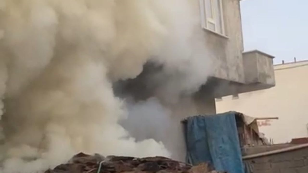 Batman'da Cudi Mahallesi'nde saman ve arpa deposunda yangın kontrol altına alındı