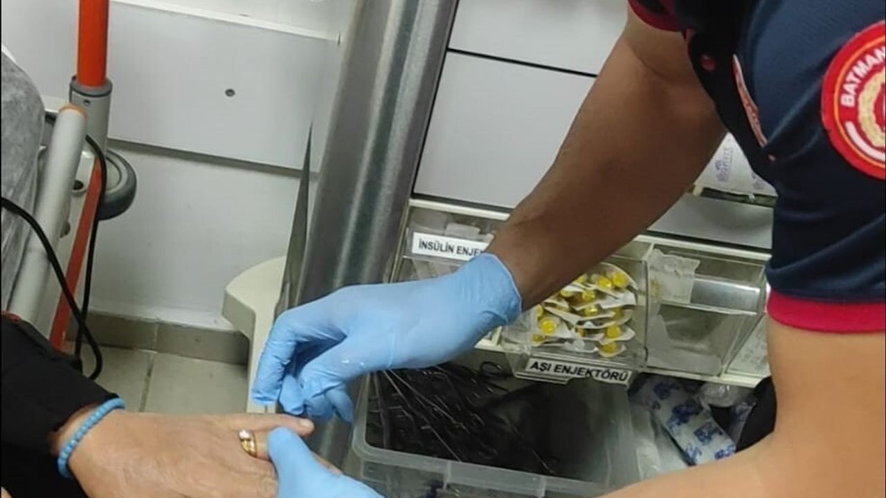 Batman’da itfaiye ve sağlık ekipleri parmağına sıkışan yüzüğü titizlikle çıkardı