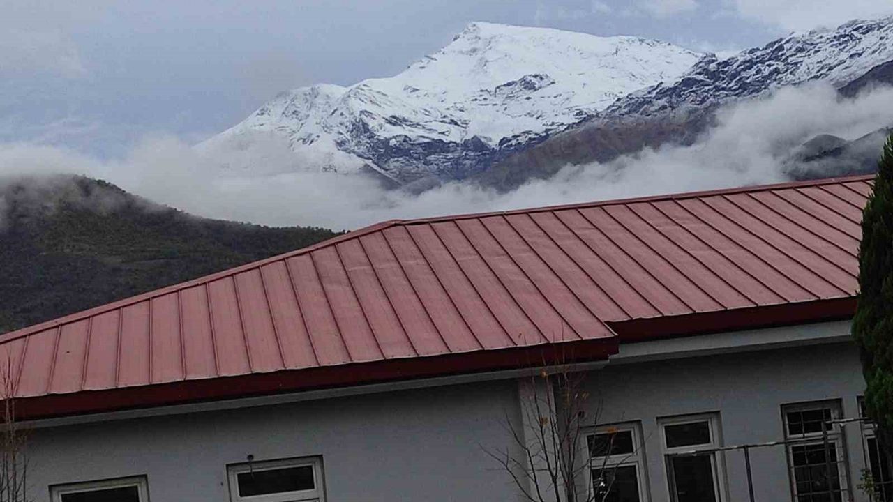 Batman'da mevsimin ilk karı: Sason'daki 3000 rakımlı Meretto Dağı beyaza büründü