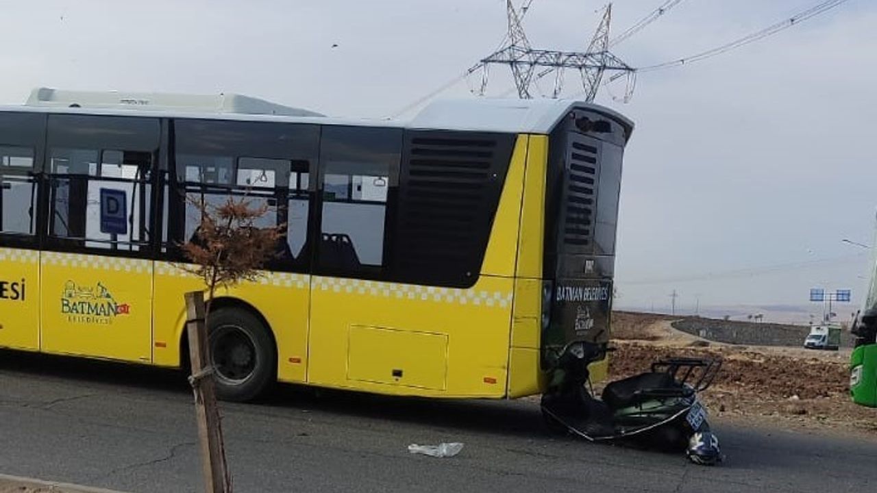 Batman'da motosiklet yol kenarındaki belediye halk otobüsüne çarptı: 1 yaralı