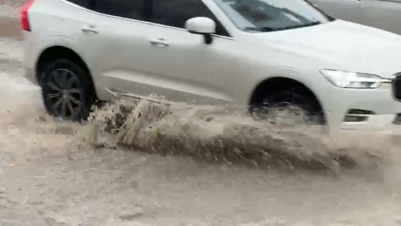 Batman’da sağanak sonrası cadde ve sokaklarda su birikintileri; vatandaş rögarları açmak zorunda kaldı
