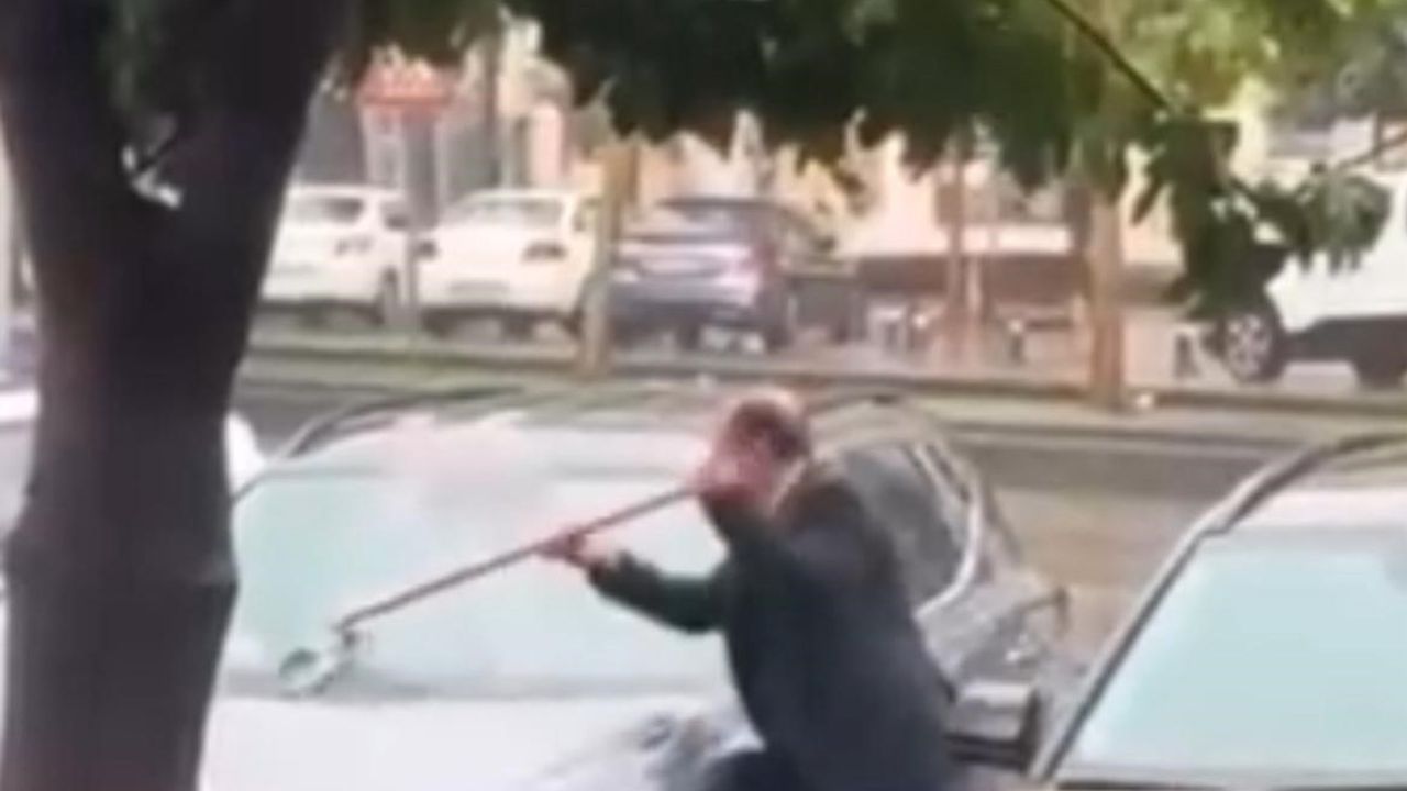 Batman'da sürücü sağanak altında aracını fırçalayarak yıkadı