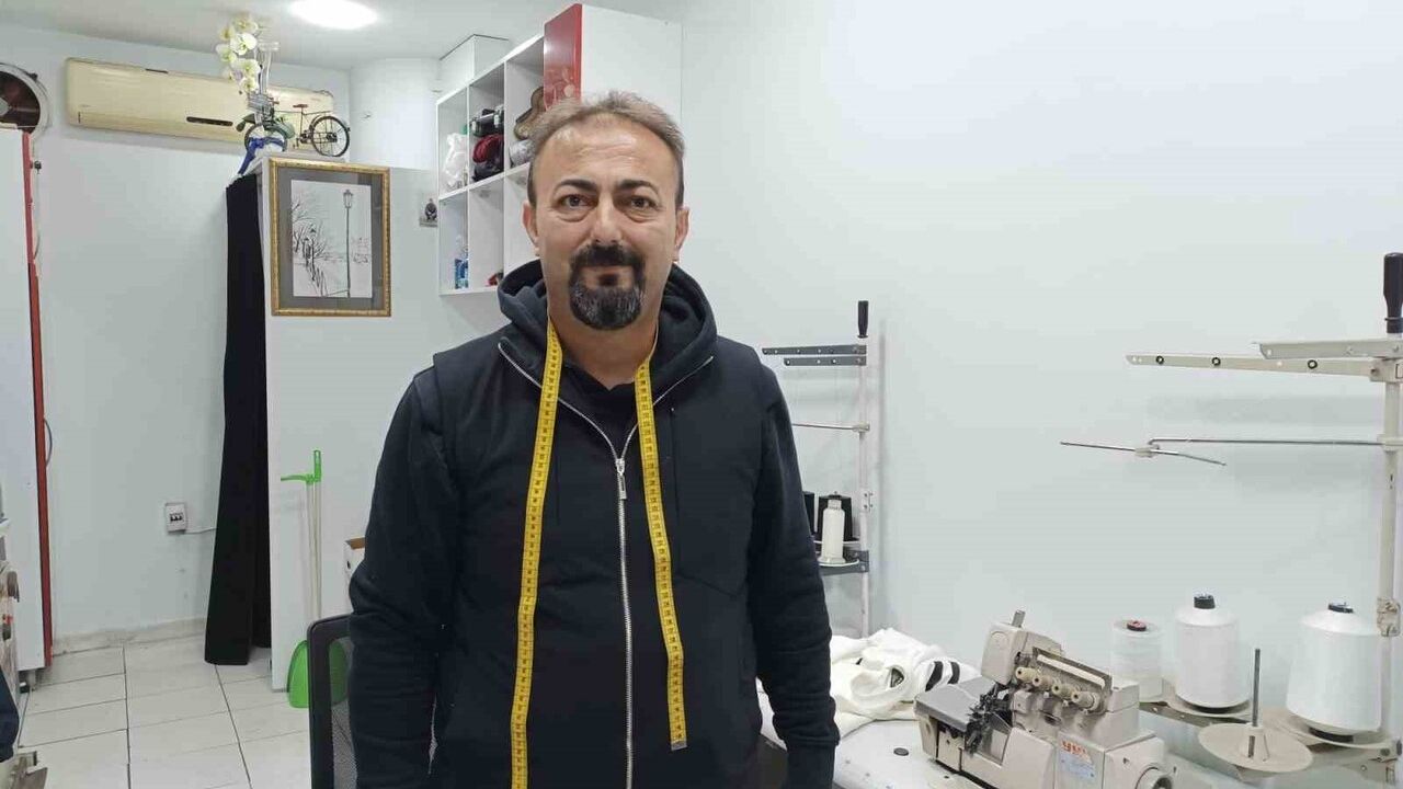 Batmanlı terzi Sabahattin Gerkin, öğrencilerin yırtık okul kıyafetlerini ücretsiz onarıyor
