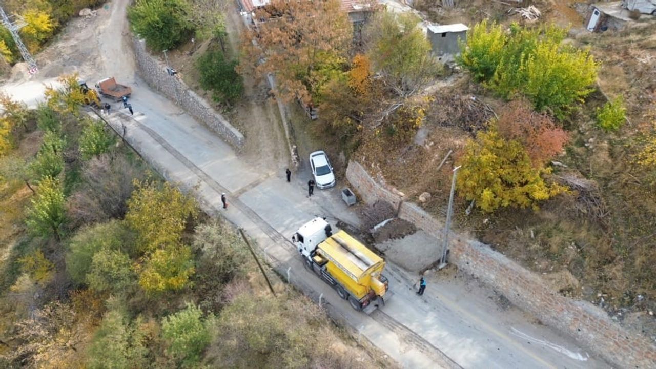 Battalgazi Belediyesi, Çamurlu Mahallesi ve Venk Tepesi’nde asfalt yama çalışması gerçekleştirdi
