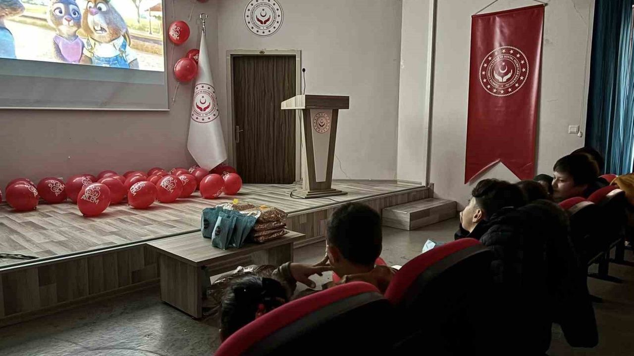 Bayburt ŞÖNİM, ara tatildeki çocuklar için sinema ve güçlendirme etkinliği düzenledi