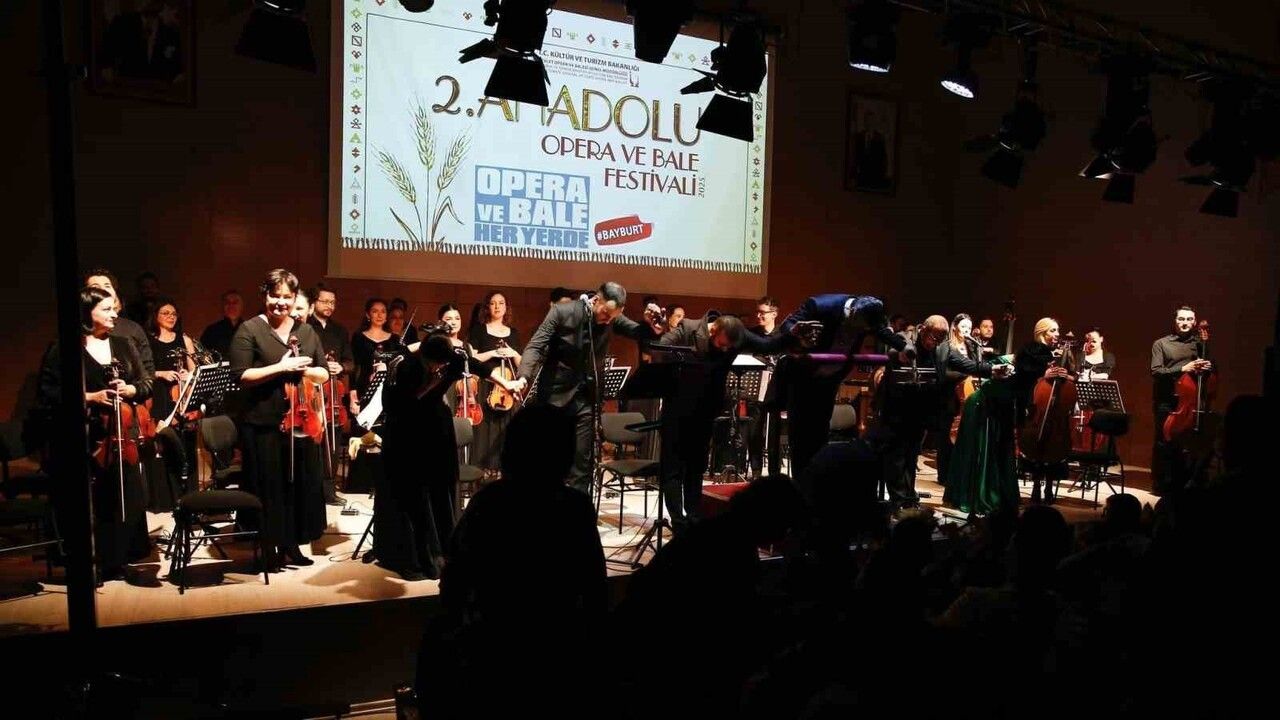Bayburt'ta 'Anadolu Ezgileri' konseri: 2. Anadolu Opera ve Bale Festivali'nde yerel ezgiler opera düzenlemeleriyle sunuldu