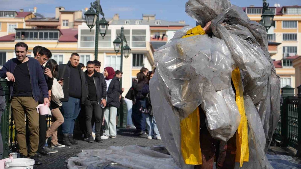 Bayburt’ta 'Arınma' Performansı: Prof. Dr. Mehmet Kavukcu Naylon ve Çoruh Suyunu Sembolik Olarak Kullandı