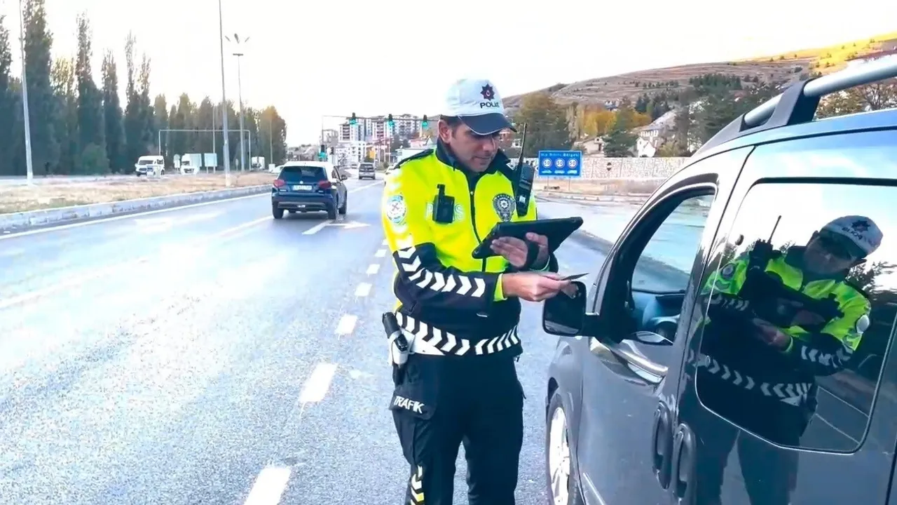 Bayburt'ta drone destekli trafik denetimi: 6 sürücüye ceza