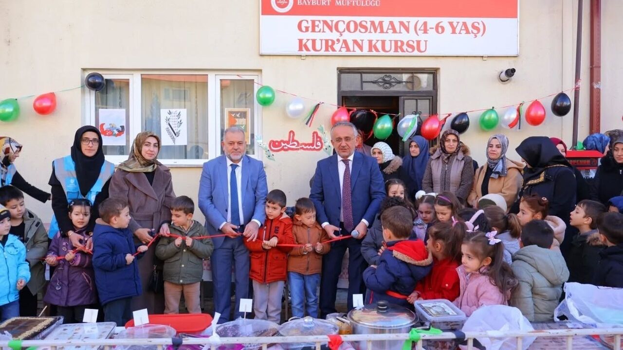 Bayburt’ta Filistin Yararına Hayır Çarşısı Düzenlendi