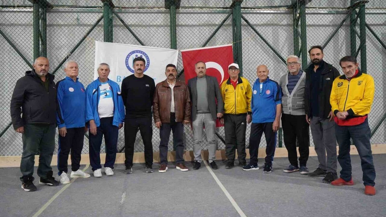 Bayburt'ta Huzur Bocce Ligi finali: Erzincan 100. Yıl Atatürk Huzurevi 12-8 galip geldi