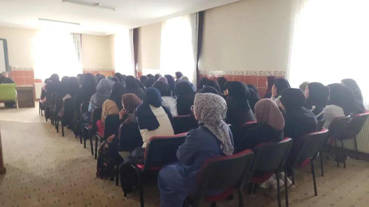 Bayburt’ta Kur’an kursu öğrencilerine 'Dinleme, Konuşma ve Yazma Adabı' semineri