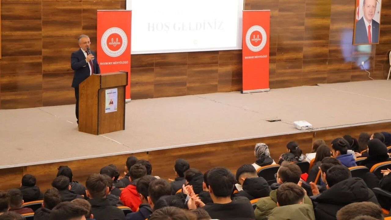 Bayburt’ta lise öğrencilerine 'Gençlik ve Sorumluluk Bilinci' konferansı düzenlendi