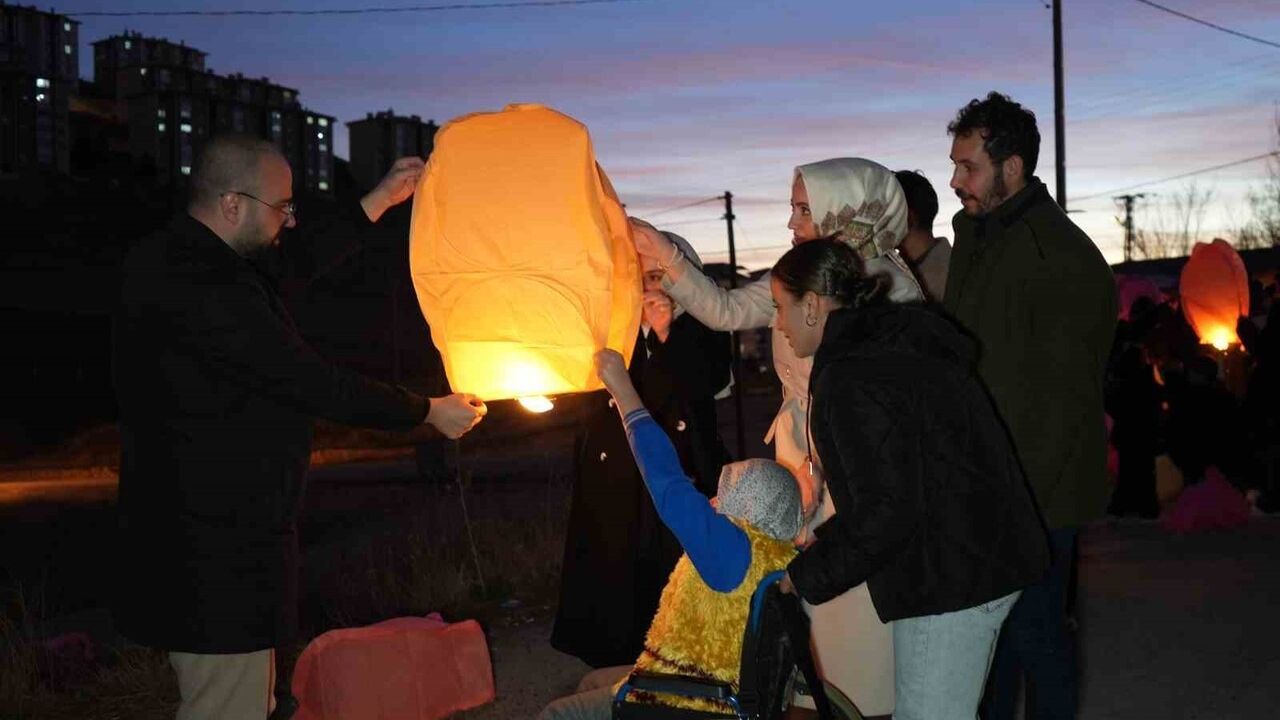 Bayburt'ta özel eğitim öğrencileri Dünya Çocuk Hakları Günü'nde dilek fenerleriyle eşitlik mesajı verdi