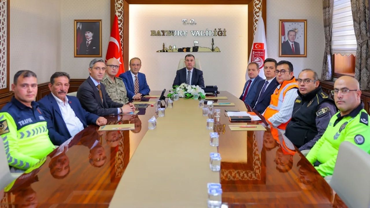Bayburt’ta trafik düzeni ve levha sadeleştirme çalışmaları masaya yatırıldı