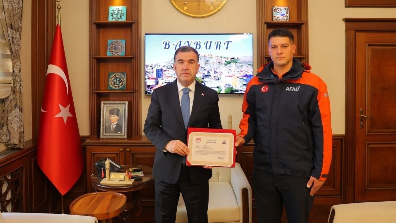 Bayburt'ta yanan araçtan 5 kişiyi kurtaran AFAD teknisyenine başarı belgesi