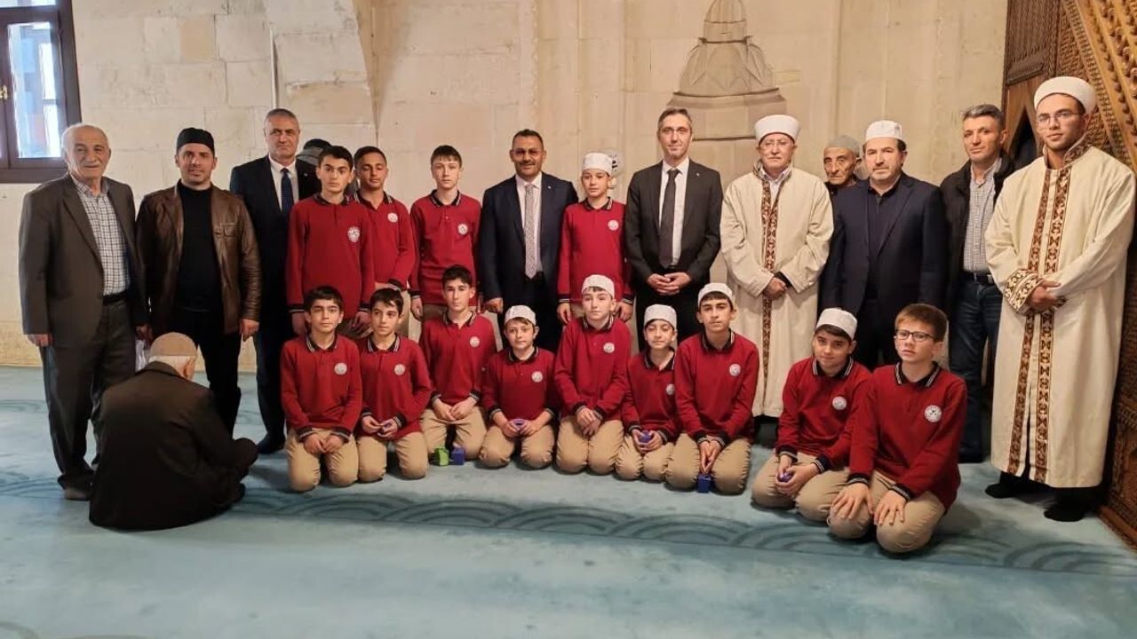 Bayburt Ulu Camii'nde 24 Kasım'da vefat eden öğretmenler için mevlit ve hatim duası