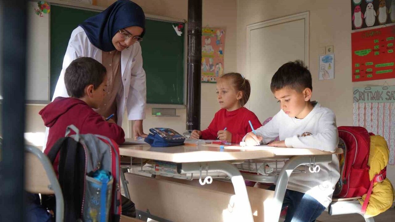 Bayburt’un Yoncalı Köyünde Öğretmen ve Gelin Zahide Aydın: Birleştirilmiş Sınıfta Üç Öğrenciyle Eğitim Sürdürüyor