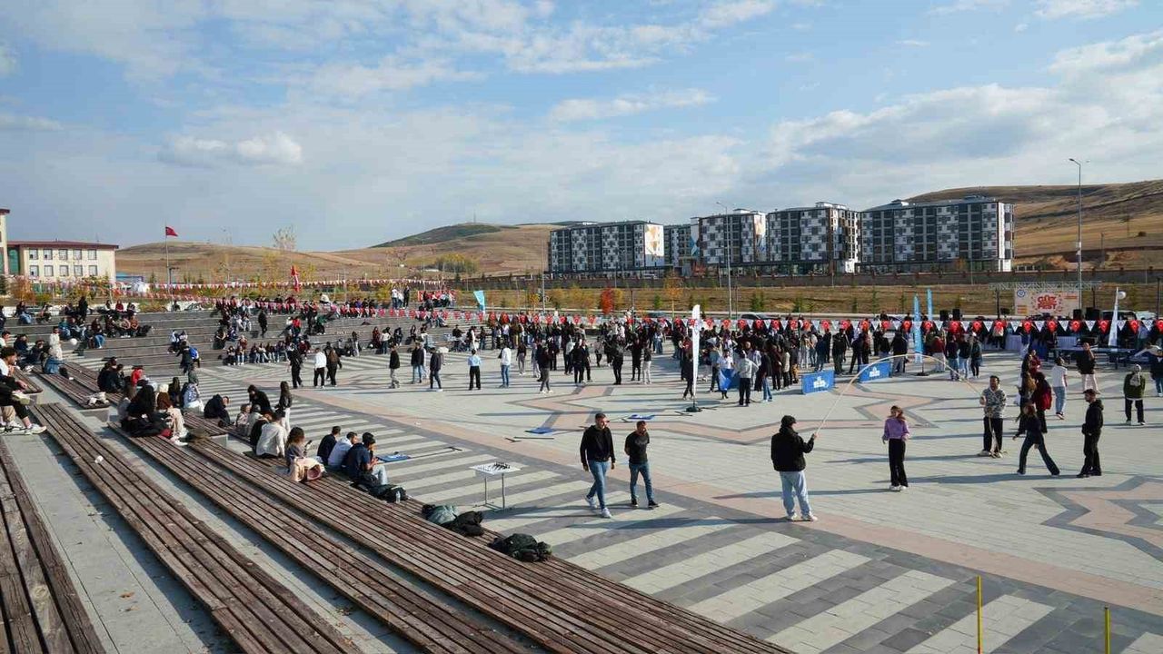 Bayburt Üniversitesi'nde GüzFest: 'Festivalin Dört Mevsimi' kapsamında kültür, spor ve gastronomi buluştu