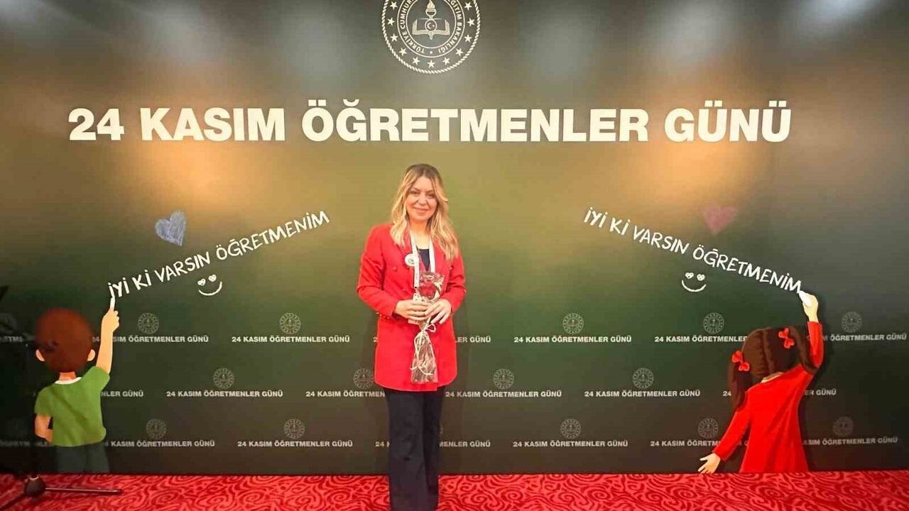Bayburtlu Öğretmen Mevhibe Kübra Hançer 'Yılın Öğretmeni' seçildi