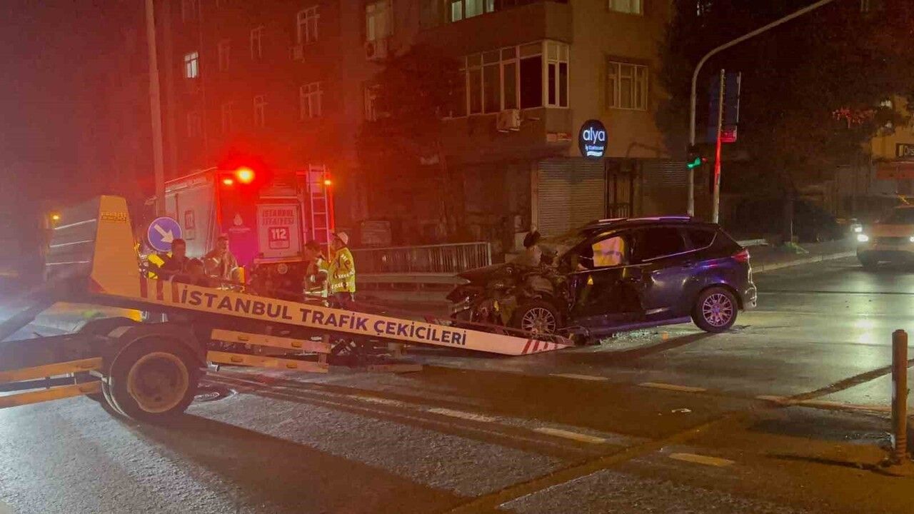 Bayrampaşa’da otobüs dönüş yaparken otomobille çarpıştı: 3 yaralı