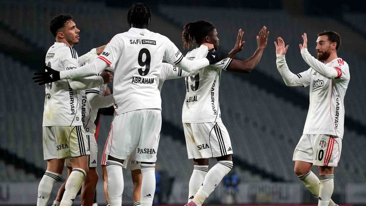 Beşiktaş, Fatih Karagümrük'ü 2-0 yenerek Süper Lig'de 14 maçta 3. kez gol yemedi