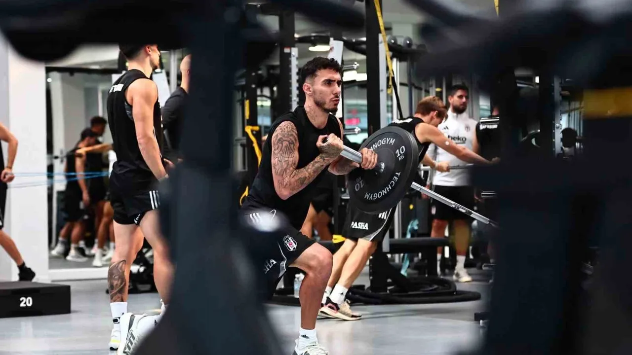 Beşiktaş, Samsunspor maçı hazırlıklarını BJK Nevzat Demir Tesisleri'nde sürdürdü