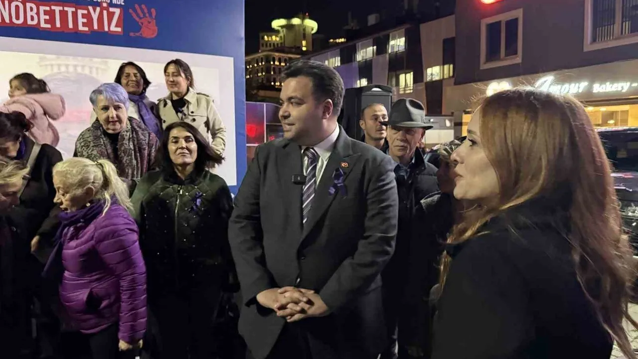 Beşiktaş'ta 25 Kasım: 'Nöbetteyiz' etkinliğinde 317 kadının isimleri okundu