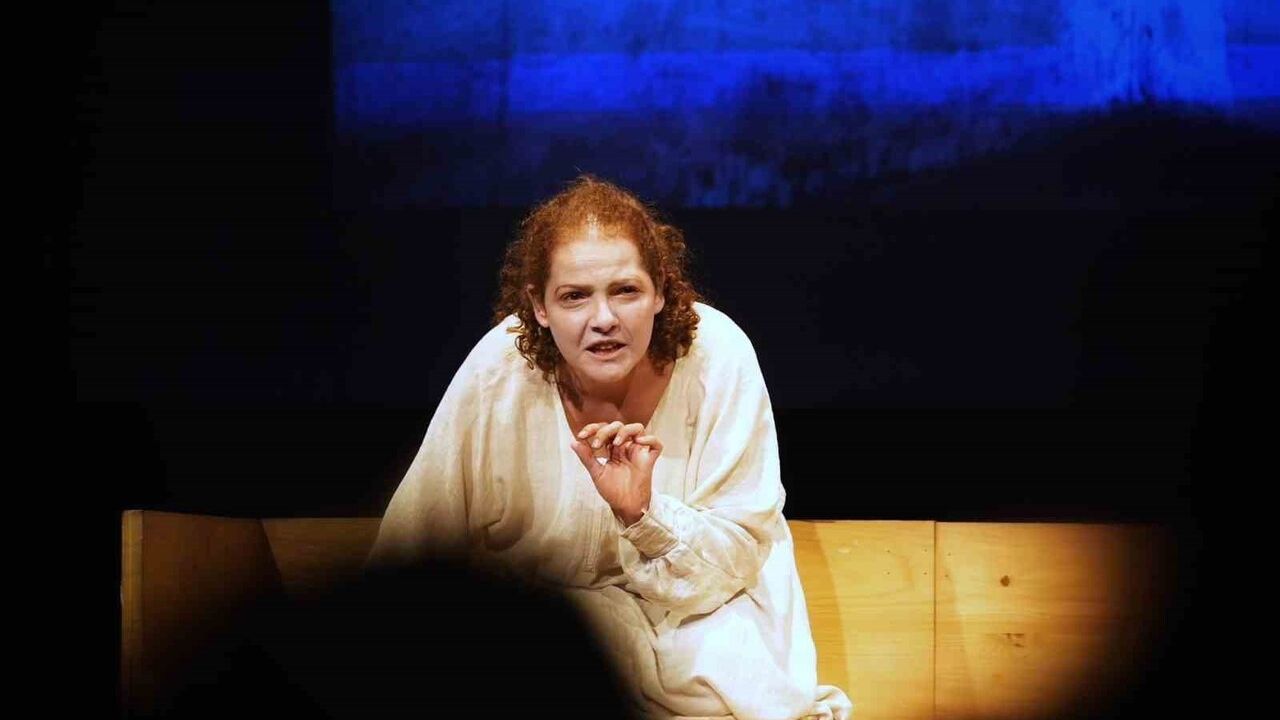 Beşiktaş'ta 'Ten Rengi' oyunu, Kadına Yönelik Şiddete Karşı etkinlik kapsamında sahnelendi